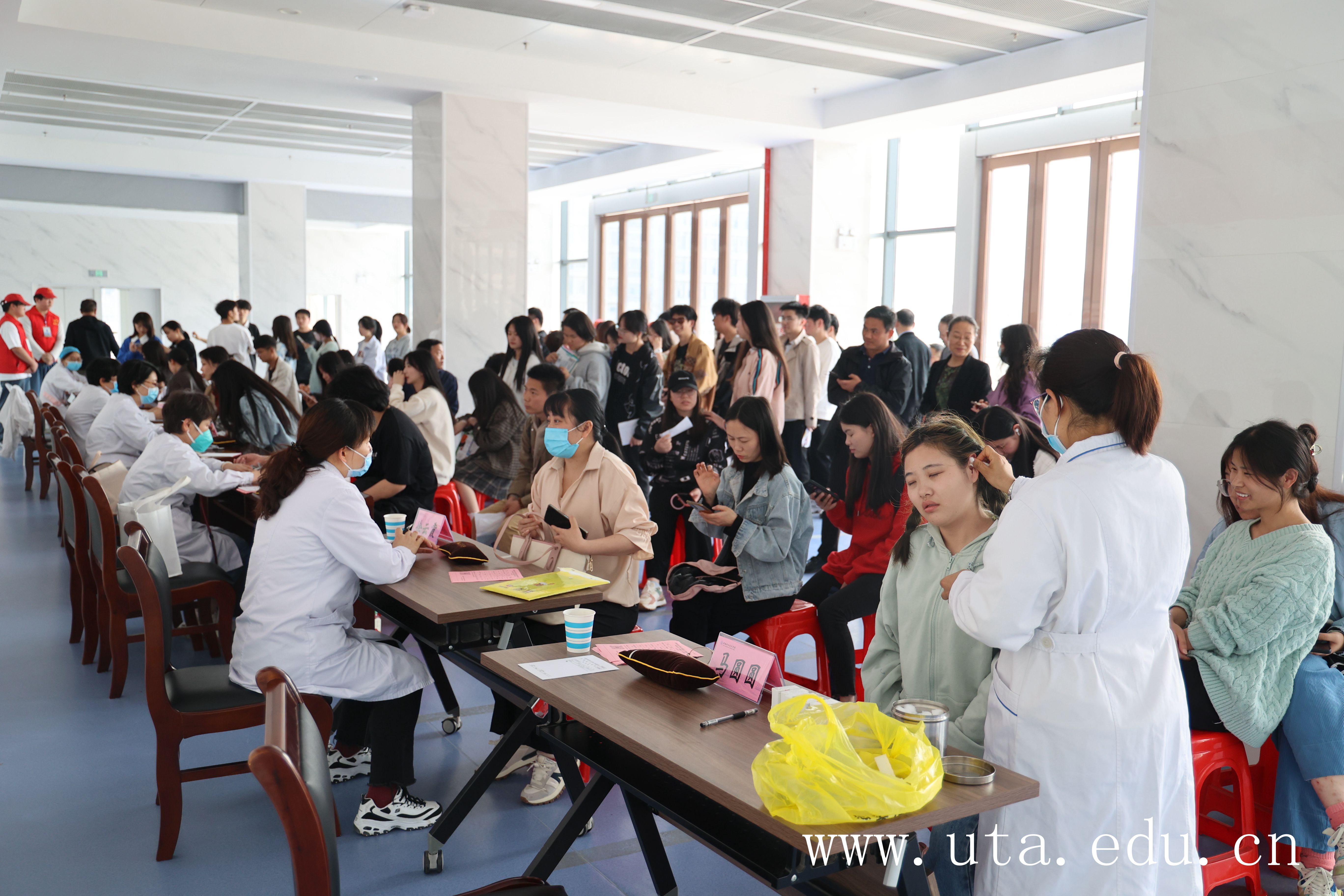 我院开展“爱心义诊进安职 真情服务保健康”专家进校园义诊活动