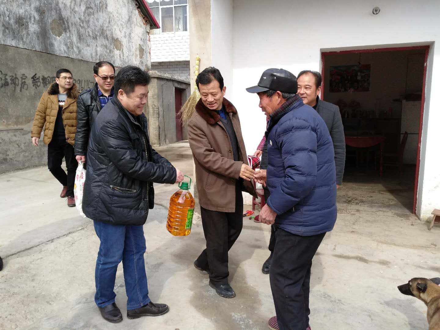 党委书记亓四华率机关一总支党员干部赴学校对口帮扶村开展春节慰问