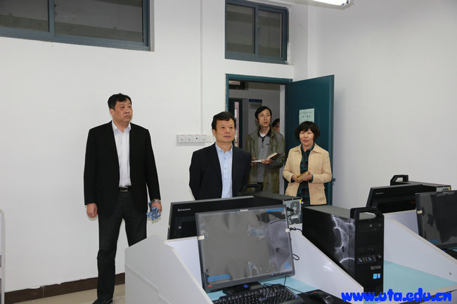 亓四华院长检查指导学院承办的省技能大赛准备工作