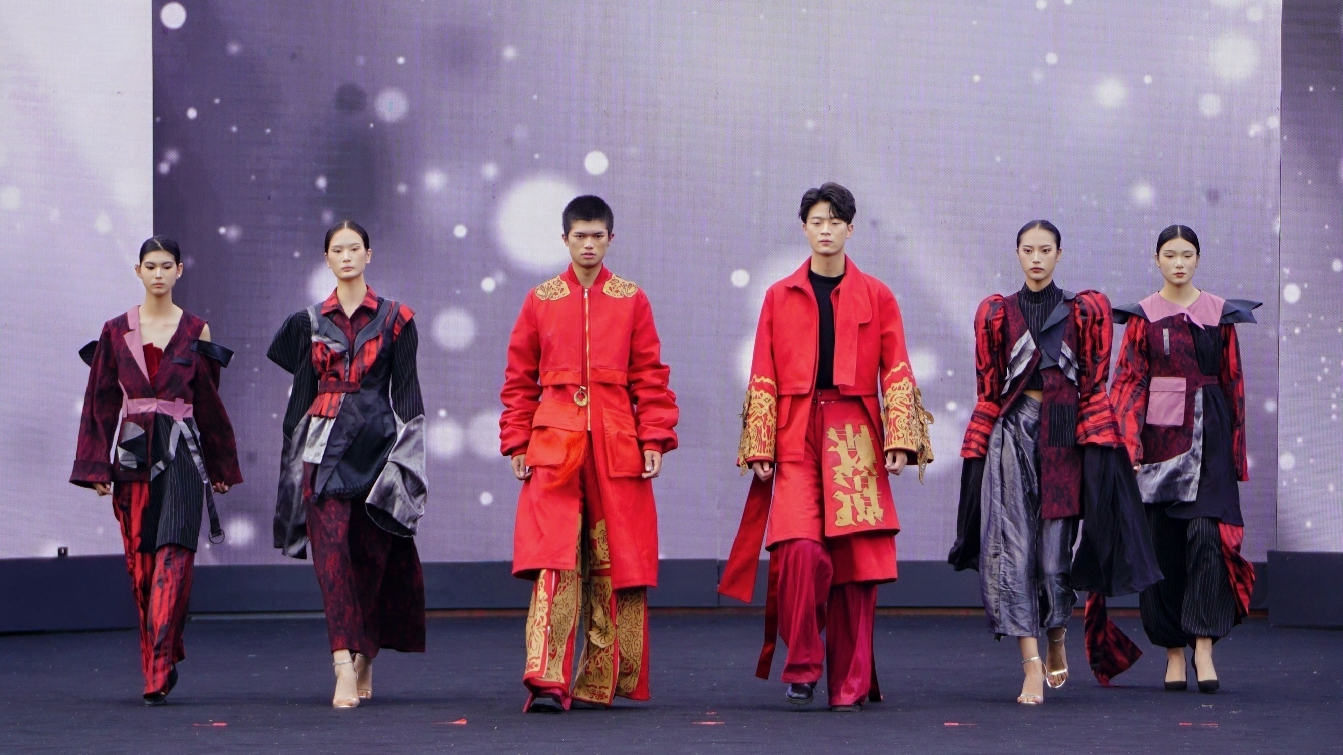 学校参加2025合肥时装周并成功举办服装设计专业毕业秀