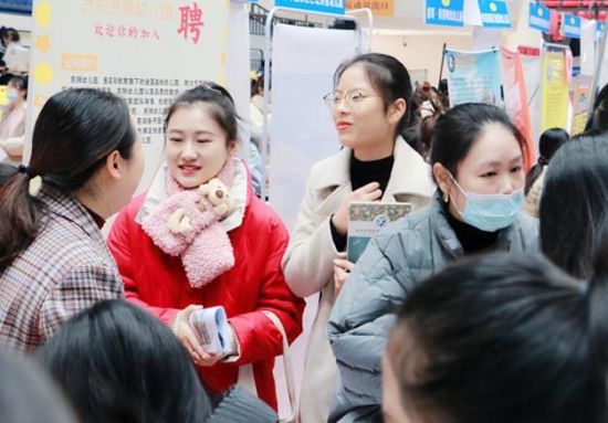 毕业生与用人单位坦诚交流 史方磊/摄 毕业生与用人单位坦诚交流 史方磊/摄